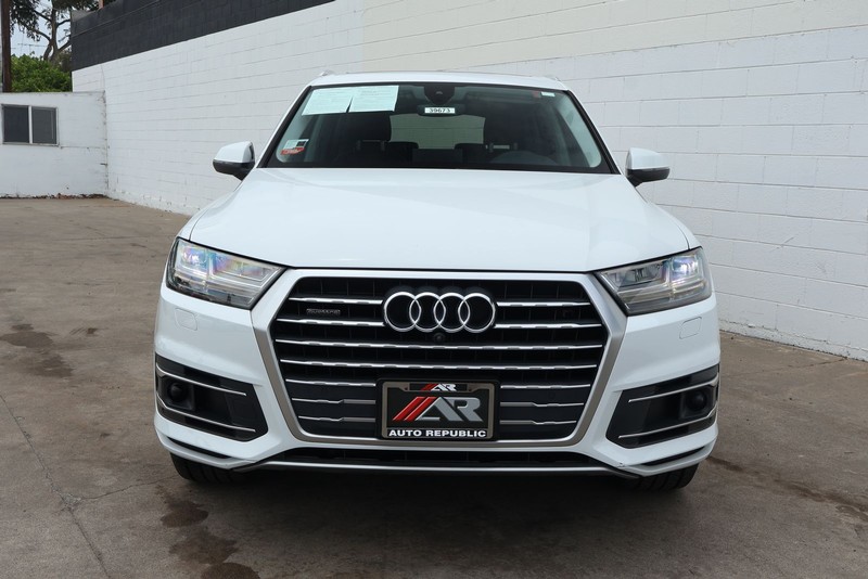 Audi Q7 Vehicle Full-screen Gallery Image 02