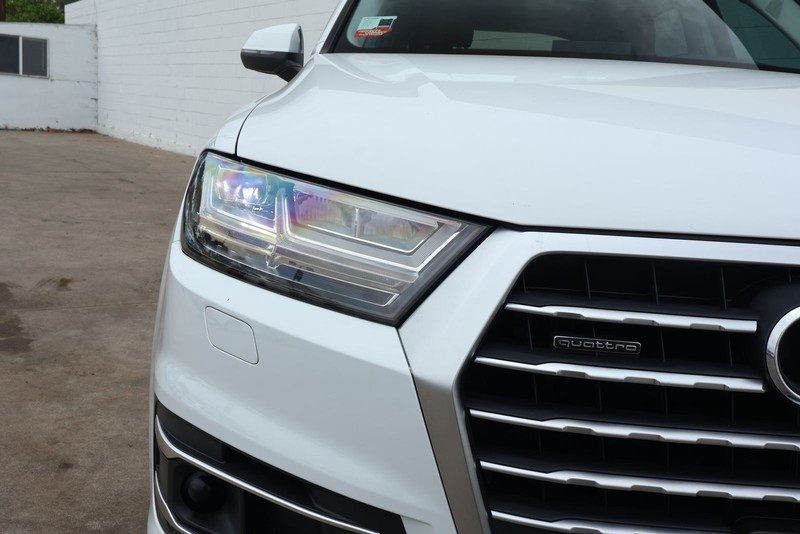 Audi Q7 Vehicle Full-screen Gallery Image 03
