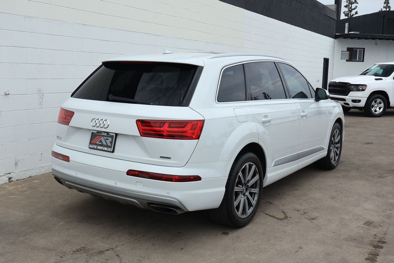 Audi Q7 Vehicle Full-screen Gallery Image 05