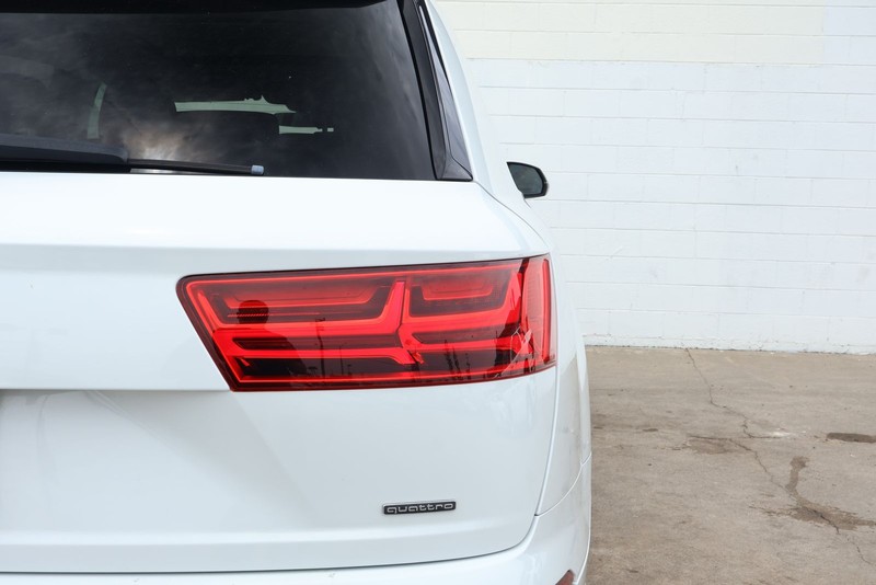 Audi Q7 Vehicle Full-screen Gallery Image 07