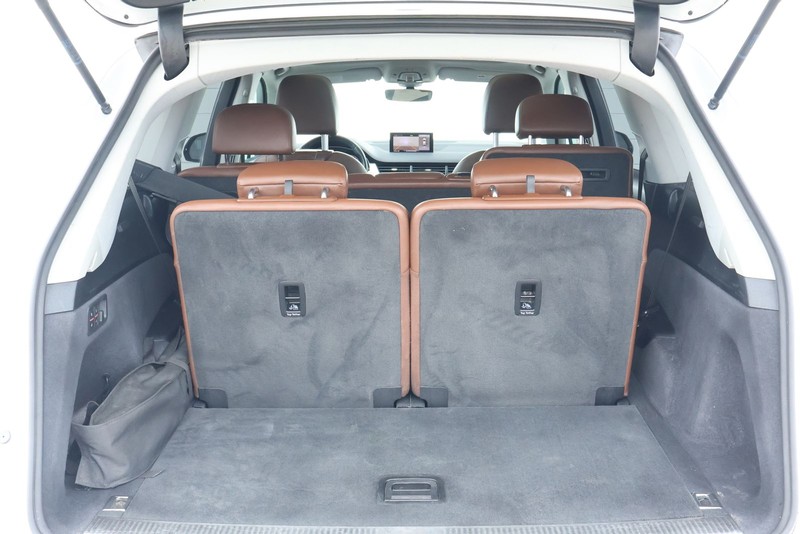 Audi Q7 Vehicle Full-screen Gallery Image 09