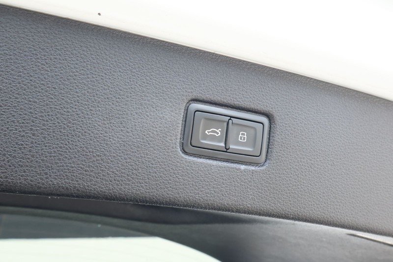 Audi Q7 Vehicle Full-screen Gallery Image 12