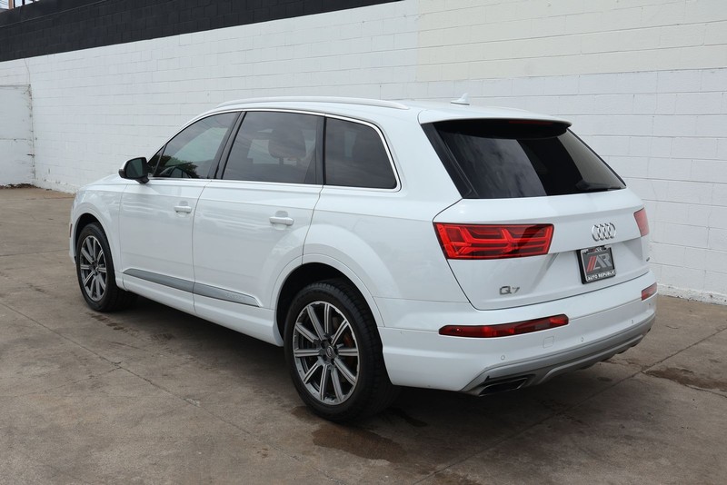 Audi Q7 Vehicle Full-screen Gallery Image 13