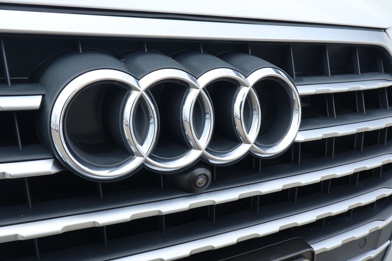 Audi Q7 Vehicle Full-screen Gallery Image 16