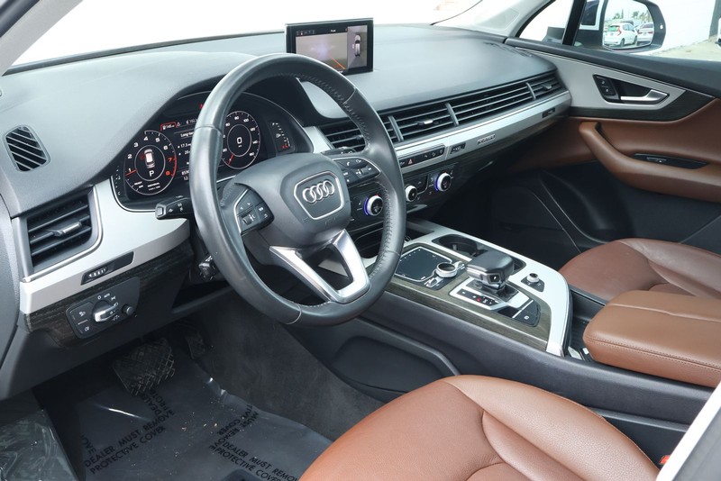 Audi Q7 Vehicle Full-screen Gallery Image 23