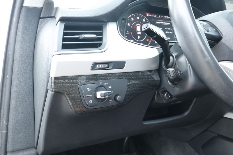 Audi Q7 Vehicle Full-screen Gallery Image 24