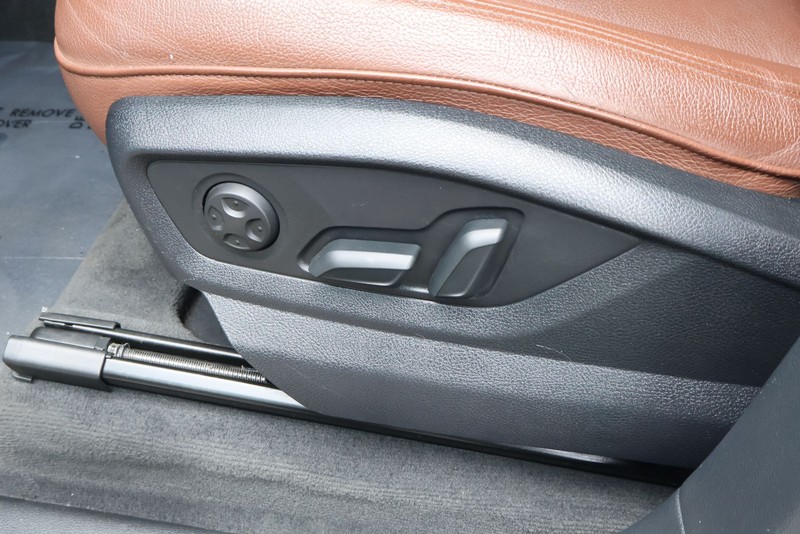 Audi Q7 Vehicle Full-screen Gallery Image 25