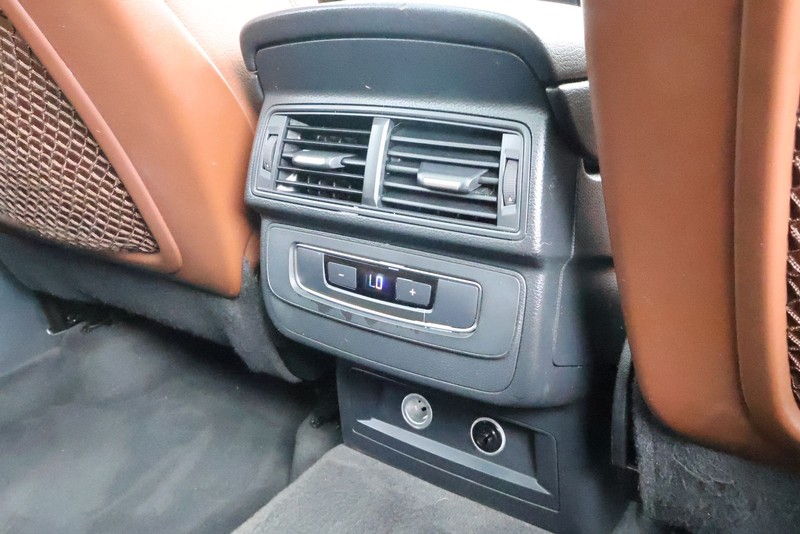 Audi Q7 Vehicle Full-screen Gallery Image 34