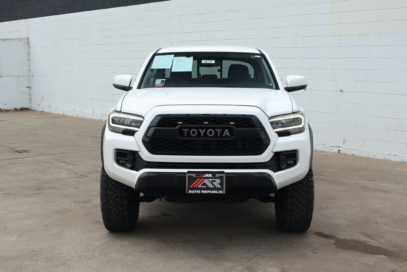 Toyota Tacoma Vehicle Full-screen Gallery Image 02