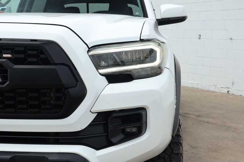 Toyota Tacoma Vehicle Full-screen Gallery Image 03
