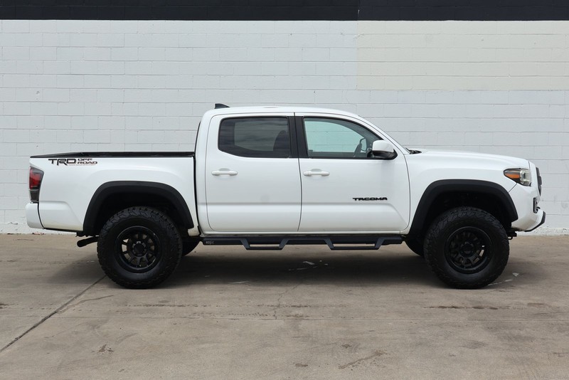Toyota Tacoma Vehicle Full-screen Gallery Image 04
