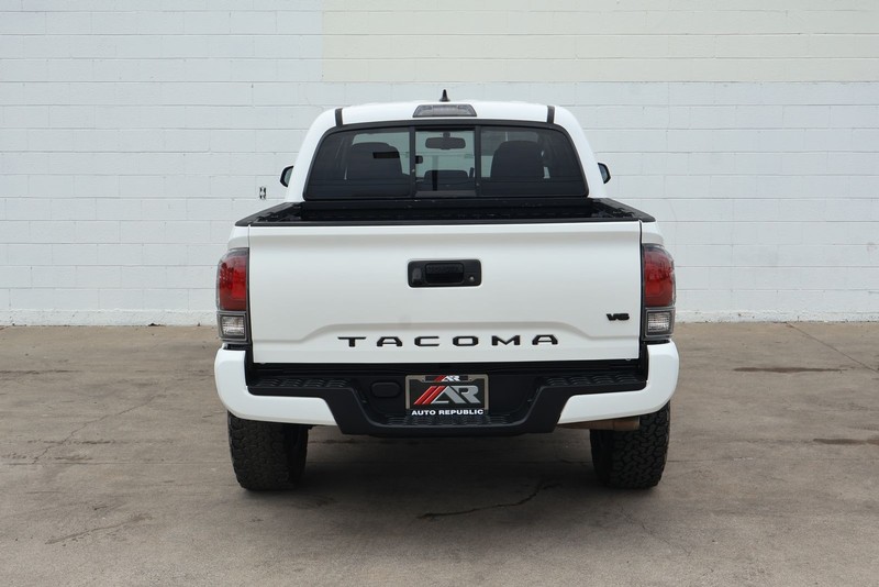 Toyota Tacoma Vehicle Full-screen Gallery Image 06