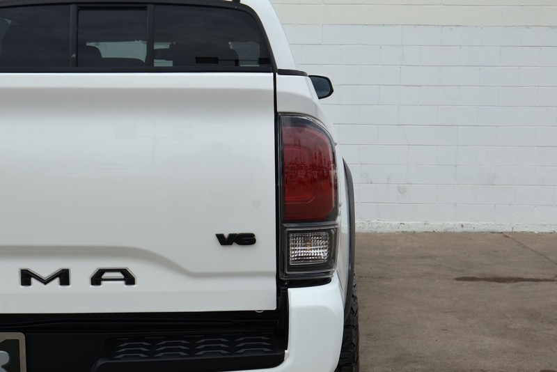 Toyota Tacoma Vehicle Full-screen Gallery Image 07