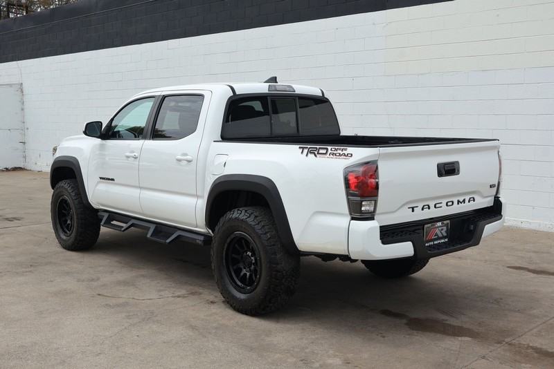 Toyota Tacoma Vehicle Full-screen Gallery Image 10