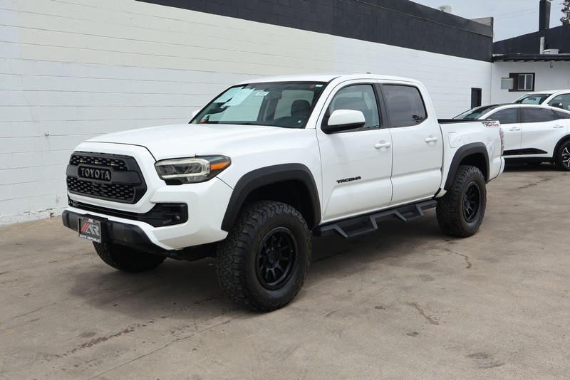 Toyota Tacoma Vehicle Full-screen Gallery Image 12