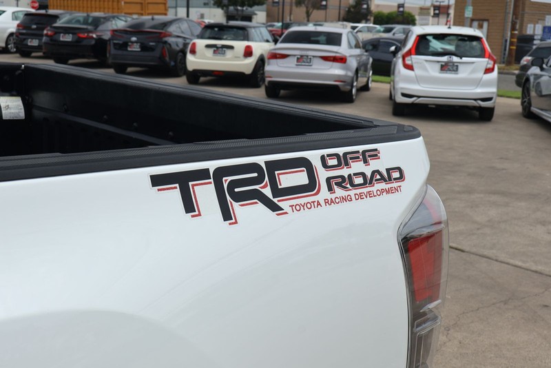 Toyota Tacoma Vehicle Full-screen Gallery Image 14