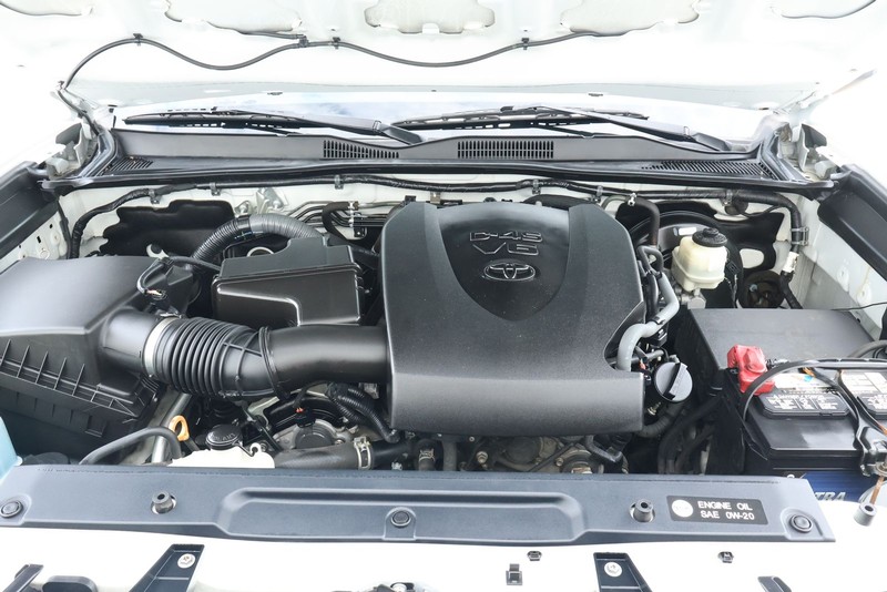 Toyota Tacoma Vehicle Full-screen Gallery Image 15