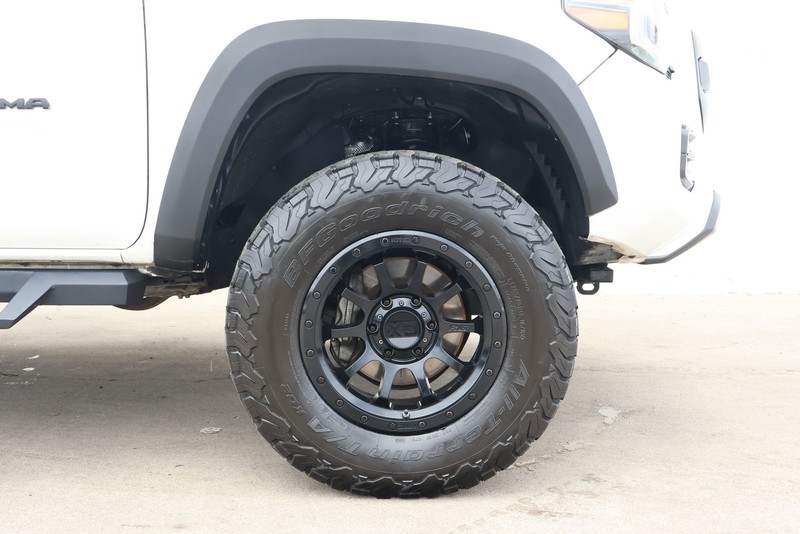 Toyota Tacoma Vehicle Full-screen Gallery Image 16