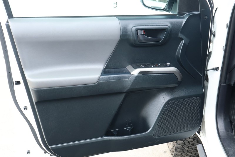 Toyota Tacoma Vehicle Full-screen Gallery Image 17