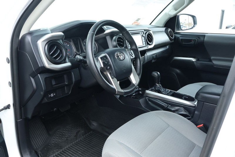 Toyota Tacoma Vehicle Full-screen Gallery Image 18