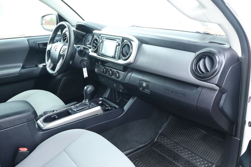 Toyota Tacoma Vehicle Full-screen Gallery Image 21