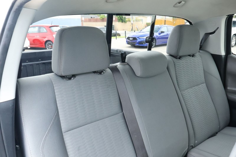 Toyota Tacoma Vehicle Full-screen Gallery Image 23