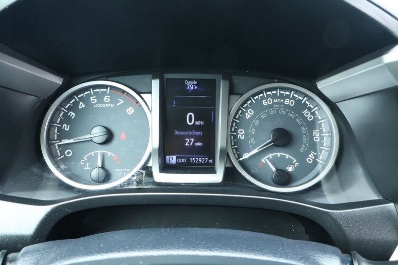 Toyota Tacoma Vehicle Full-screen Gallery Image 26