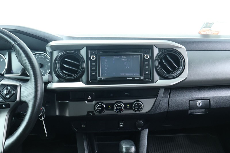 Toyota Tacoma Vehicle Full-screen Gallery Image 28