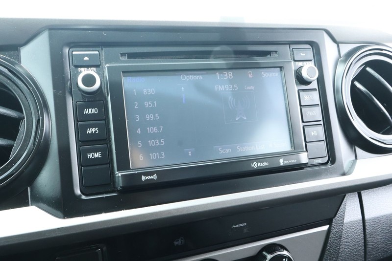 Toyota Tacoma Vehicle Full-screen Gallery Image 29