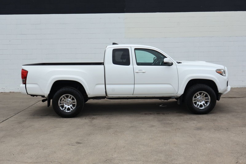 Toyota Tacoma Vehicle Full-screen Gallery Image 01