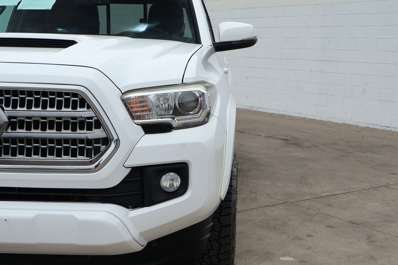 Toyota Tacoma Vehicle Full-screen Gallery Image 04