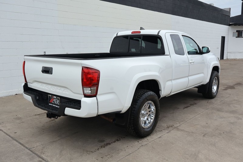 Toyota Tacoma Vehicle Full-screen Gallery Image 05