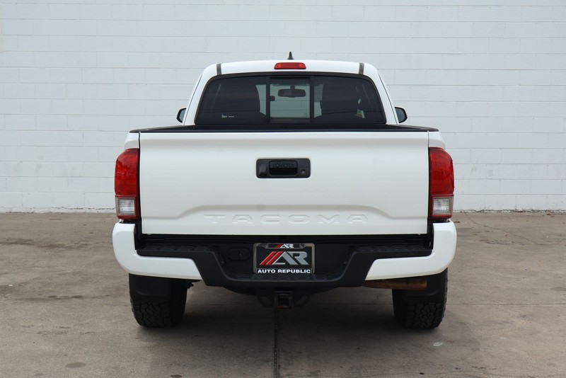 Toyota Tacoma Vehicle Full-screen Gallery Image 06