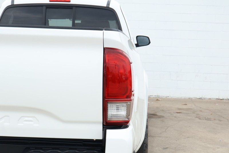Toyota Tacoma Vehicle Full-screen Gallery Image 07