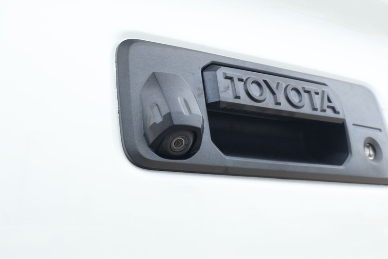 Toyota Tacoma Vehicle Full-screen Gallery Image 08