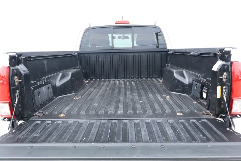 Toyota Tacoma Vehicle Full-screen Gallery Image 09