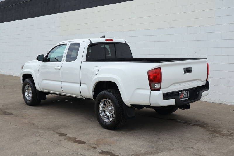 Toyota Tacoma Vehicle Full-screen Gallery Image 11