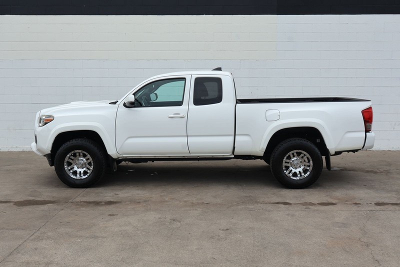 Toyota Tacoma Vehicle Full-screen Gallery Image 12
