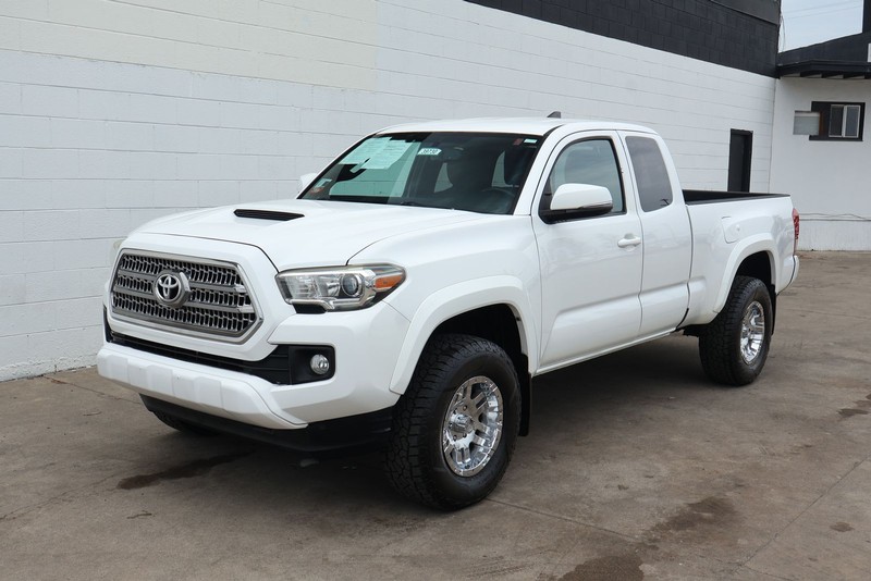 Toyota Tacoma Vehicle Full-screen Gallery Image 13