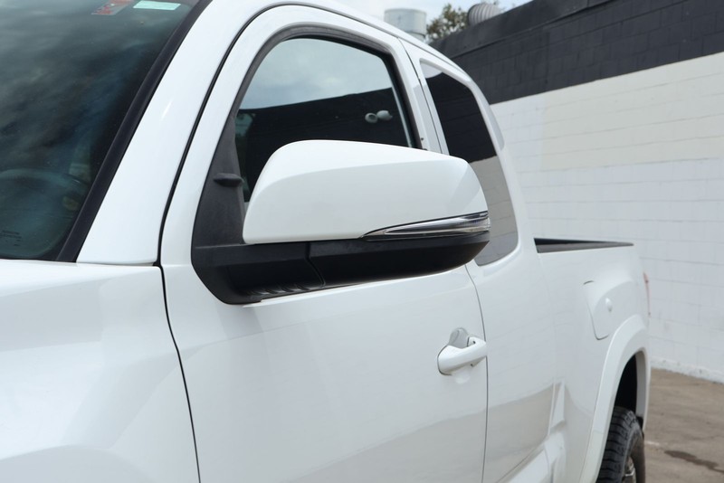 Toyota Tacoma Vehicle Full-screen Gallery Image 14