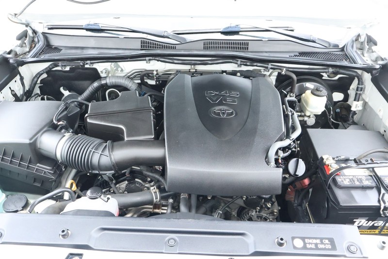Toyota Tacoma Vehicle Full-screen Gallery Image 15