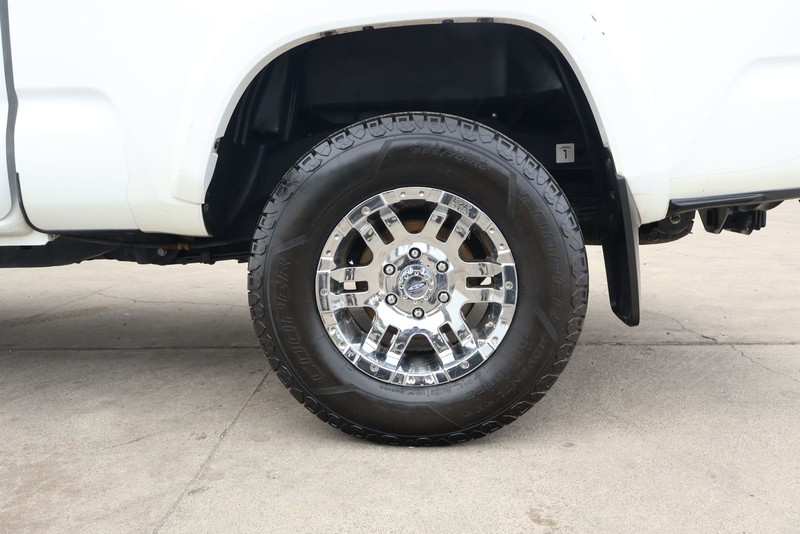 Toyota Tacoma Vehicle Full-screen Gallery Image 16