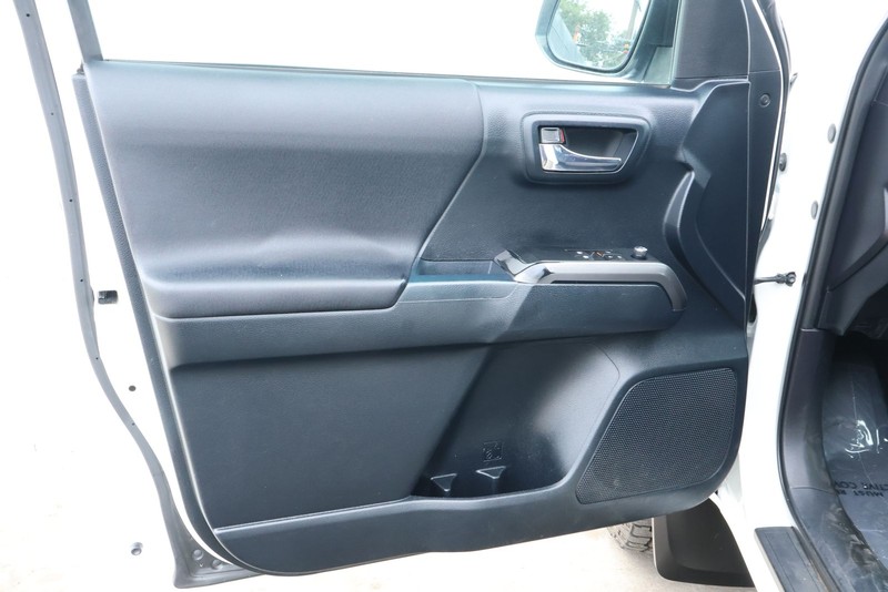 Toyota Tacoma Vehicle Full-screen Gallery Image 17