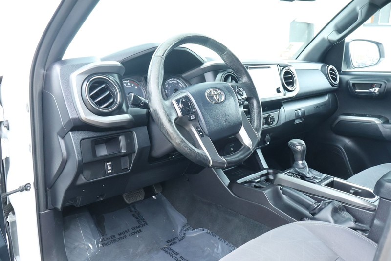 Toyota Tacoma Vehicle Full-screen Gallery Image 18