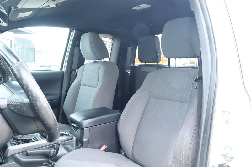 Toyota Tacoma Vehicle Full-screen Gallery Image 19