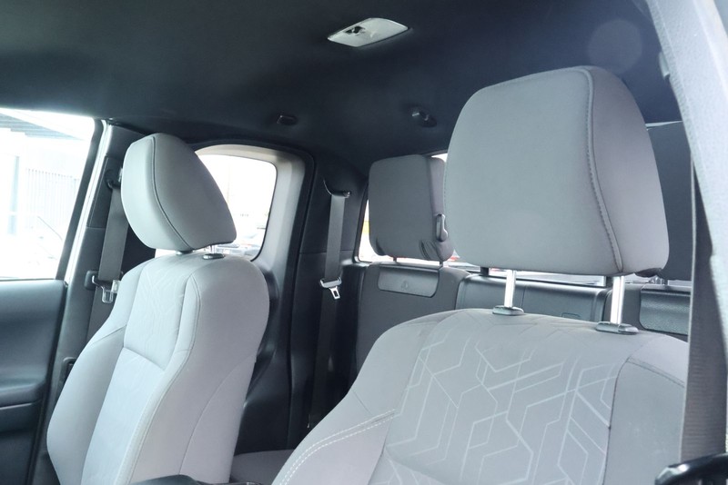Toyota Tacoma Vehicle Full-screen Gallery Image 20