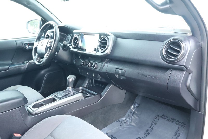 Toyota Tacoma Vehicle Full-screen Gallery Image 21