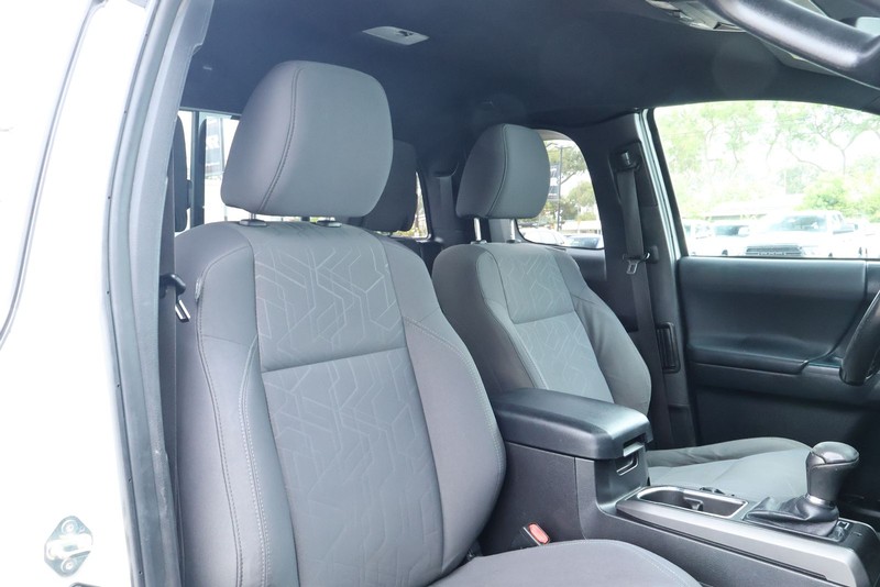 Toyota Tacoma Vehicle Full-screen Gallery Image 22