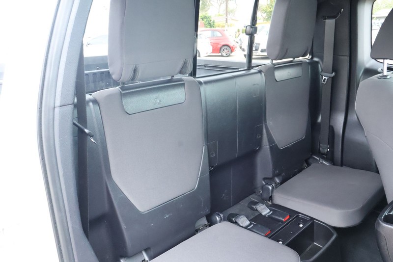 Toyota Tacoma Vehicle Full-screen Gallery Image 23