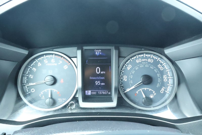 Toyota Tacoma Vehicle Full-screen Gallery Image 26